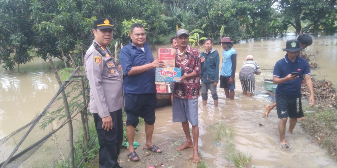 Kapolres Metro Bekasi Salurkan Bantuan Untuk Korban Banjir Cabangbungin, Dapur Umum Terus Beroperasi