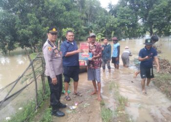 Kapolres Metro Bekasi Salurkan Bantuan Untuk Korban Banjir Cabangbungin, Dapur Umum Terus Beroperasi