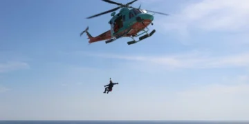 2 Turis Rusia Terjebak di Bawah Tebing Uluwatu, Tim SAR Evakuasi Pakai Heli