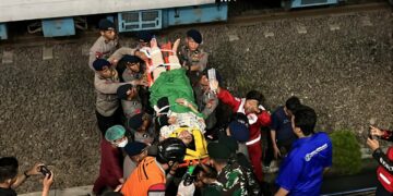 Detik-Detik Evakuasi Dramatis! Brimob D Pelopor Bergerak Cepat di Lokasi Tabrakan Kereta Bekasi Timur